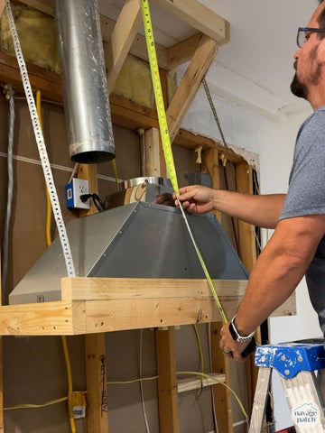 Ist es möglich, eine Dunstabzugshaube in der Küche an der Wand anzubringen?